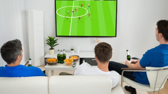Mænd ser fodbold