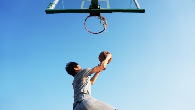 Mand spiller basketball