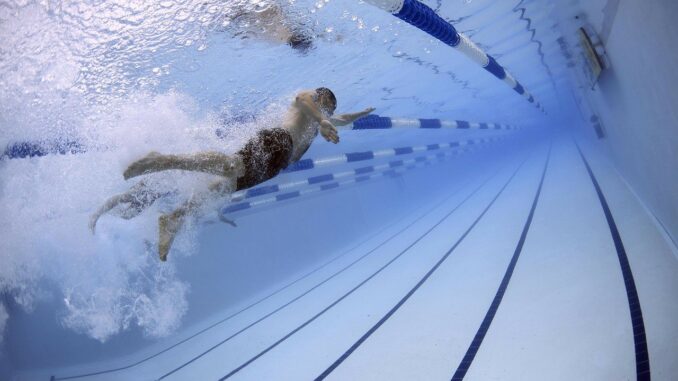 Person svømmer i svømmehallen