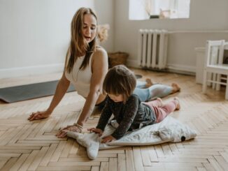 Kvinde og barn træner i hjemmet