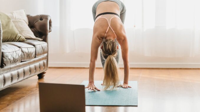 Kvinde dyrker Yoga hjemmefra